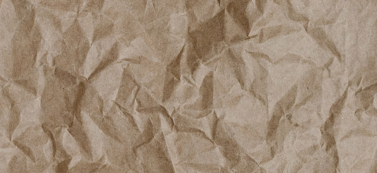 Papel marrón arrugado