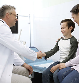 El médico se reúne con el paciente