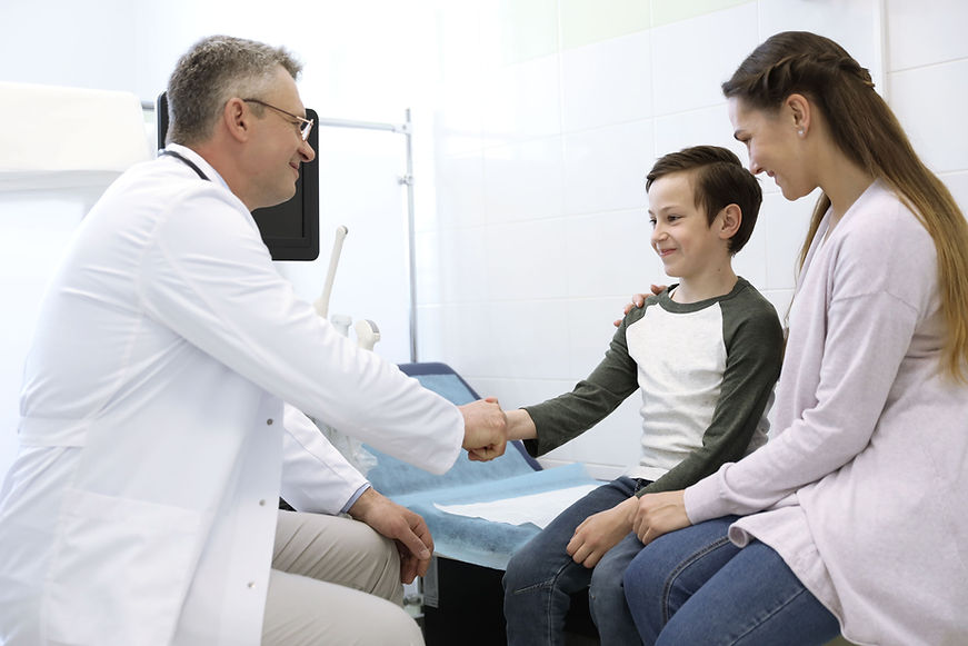 Médico cumprimentando criança