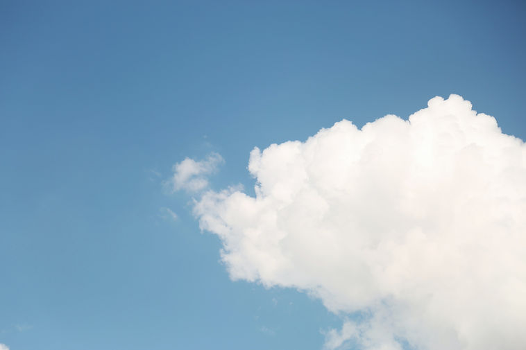 Céu azul com nuvens