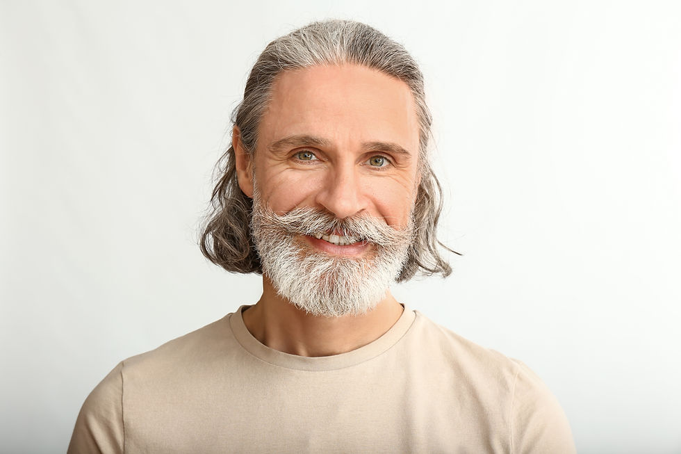 Uomo barbuto sorridente