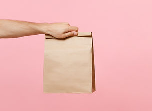 Main tenant un sac en papier brun