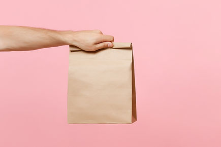 Main tenant un sac en papier brun