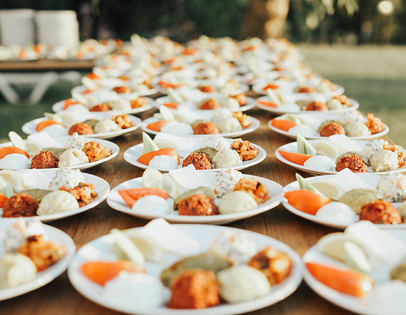 Teller mit mediterraner Küche