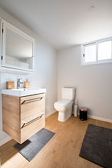 Salle de bain complète : sanitaire , aménagement de la pièce, meubles vasques , baignoire , paroi de douche , robinetterie
