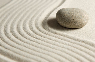 Jardín zen con piedra