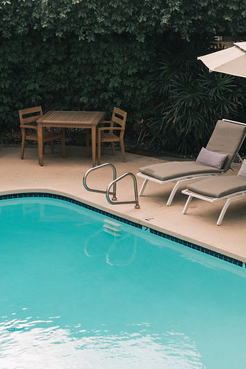 Espace détente au bord de la piscine