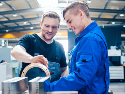 Im Arbeitsrecht geht es häufig um Ihre wirtschaftliche Existenz und berufliche Zukunft. Der Zugang einer Kündigung löst nicht nur rechtliche Fragen, sondern auch erhebliche persönliche Unsicherheit aus. Besonders wichtig ist dabei die gesetzliche Frist von nur drei Wochen, innerhalb der eine Kündigungsschutzklage beim Arbeitsgericht eingereicht werden muss. Wird diese Frist versäumt, gilt die Kündigung in der Regel als wirksam – selbst wenn sie rechtlich angreifbar gewesen wäre. Nach Ablauf der Frist besteht regelmäßig keine Möglichkeit mehr, sich gerichtlich gegen die Kündigung zu wehren. Deshalb ist hier schnelles und strategisches Handeln entscheidend.