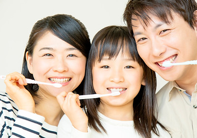 親子で歯磨きする笑顔の家族