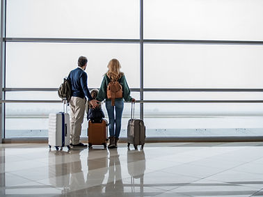 Família observando a pista a partir do saguão em um aeroporto