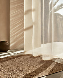 Rideau et tapis ensoleillés