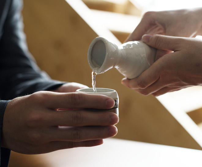 日本酒を注ぐ