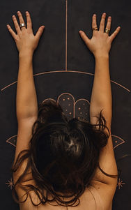 Femme pratiquant une pose de yoga