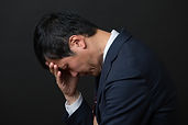 困っている男性
