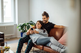 Pareja descansando en el sofa
