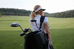 Weiblicher Golfspieler mit Vereinen