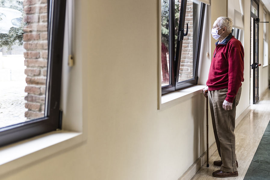 Senior con máscara