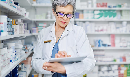 Apotheker mit Tablet