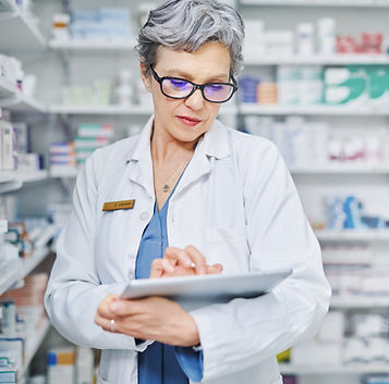 Farmacêutico usando tablet