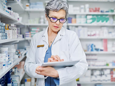Apotheker mit Tablet