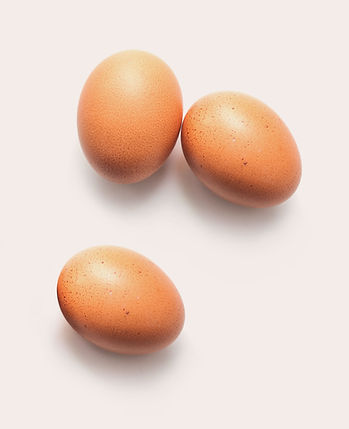 Tre uova marroni