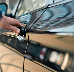 Abrindo a porta do carro