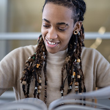 Étudiant en bibliothèque