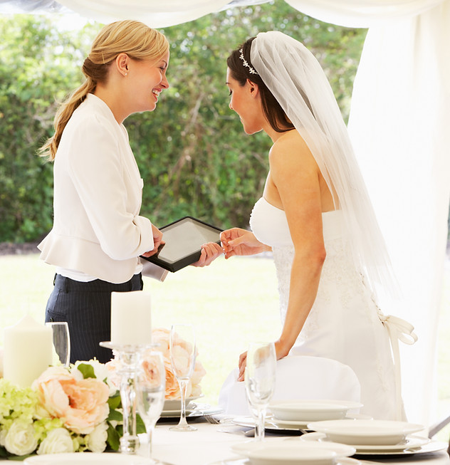 Novia con organizadora de bodas