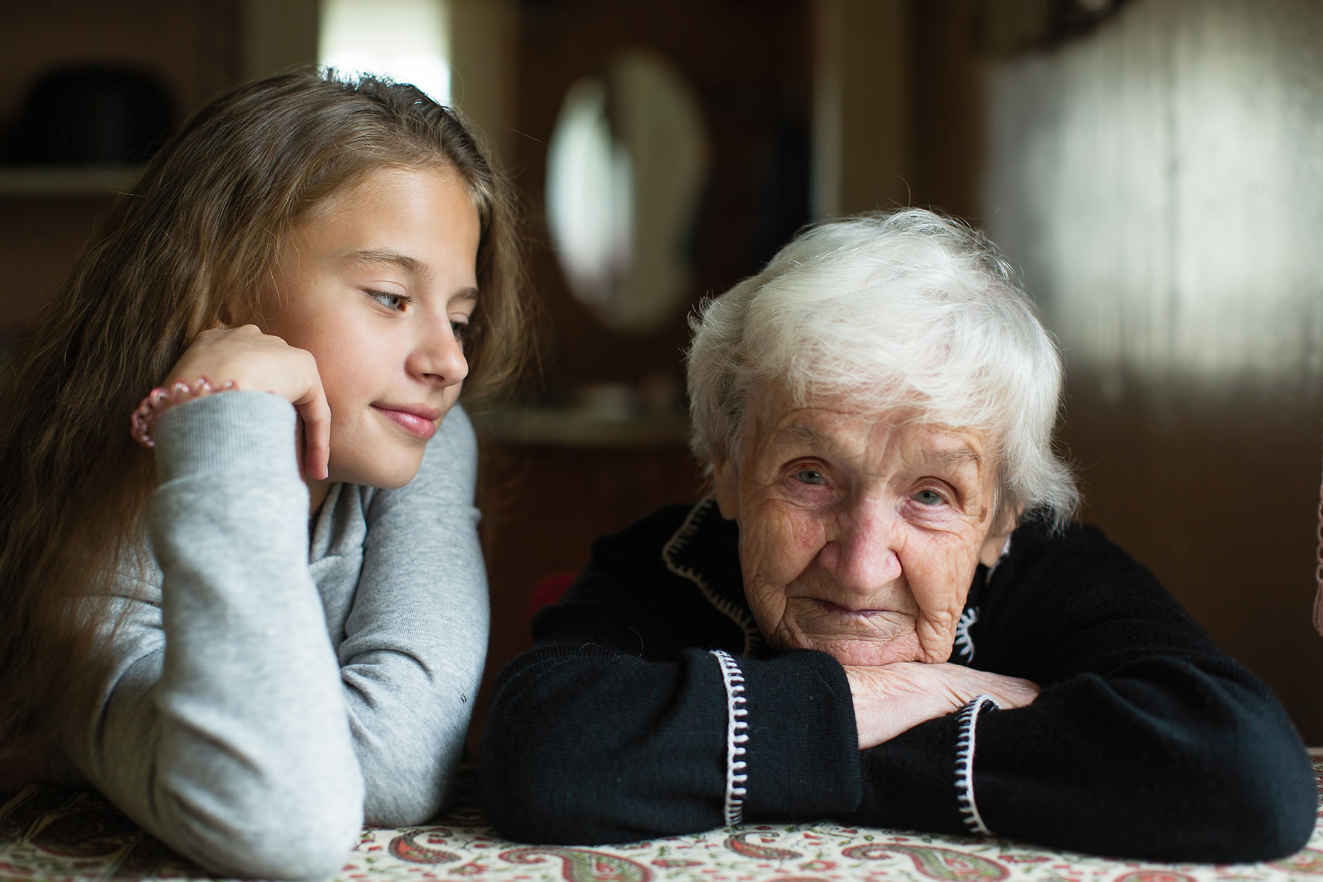 Oma mit ihrer Enkelin