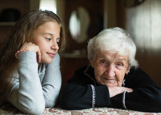 Enkelin schaut Oma an