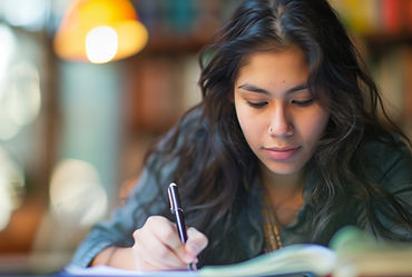 TAFEでITとサイバーセキュリティを学ぶ学生が図書館でべ勉強している