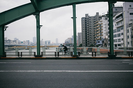 Biker en el puente