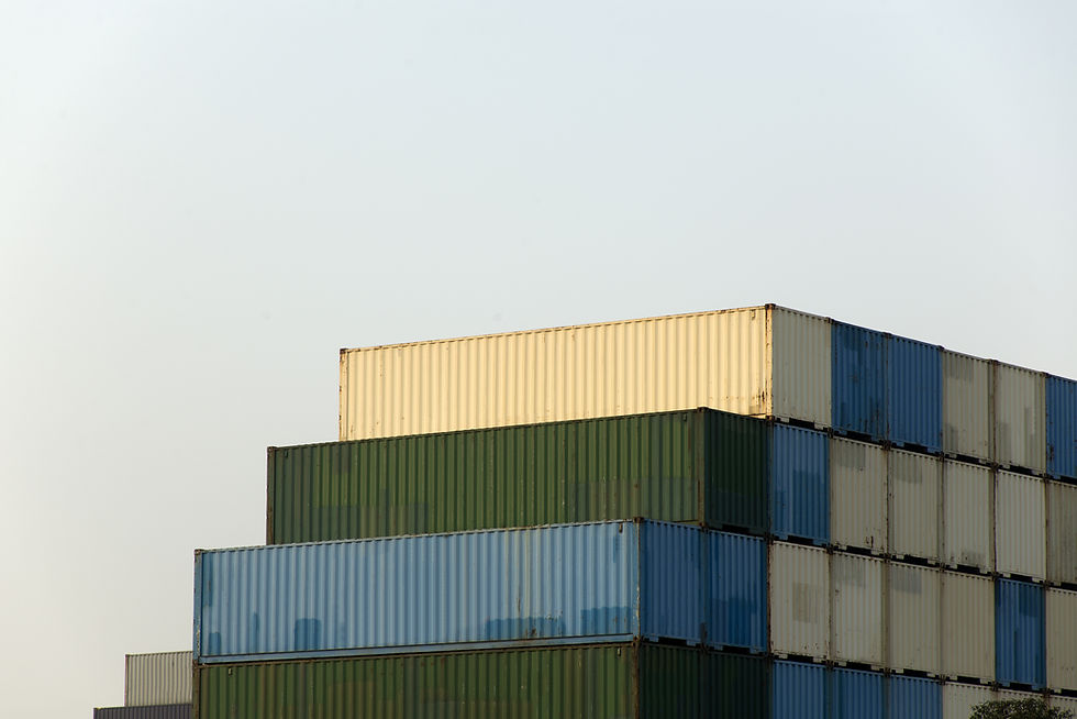 Contenedores bajo el cielo