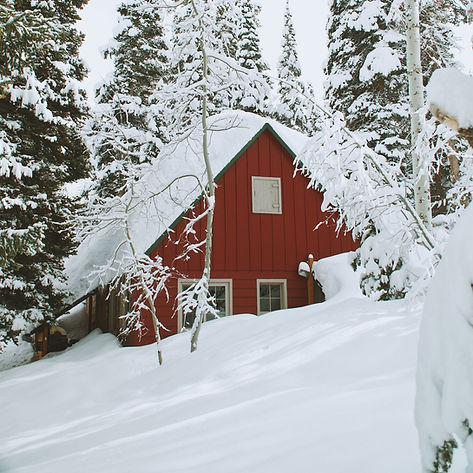 Cabane rouge enneigée