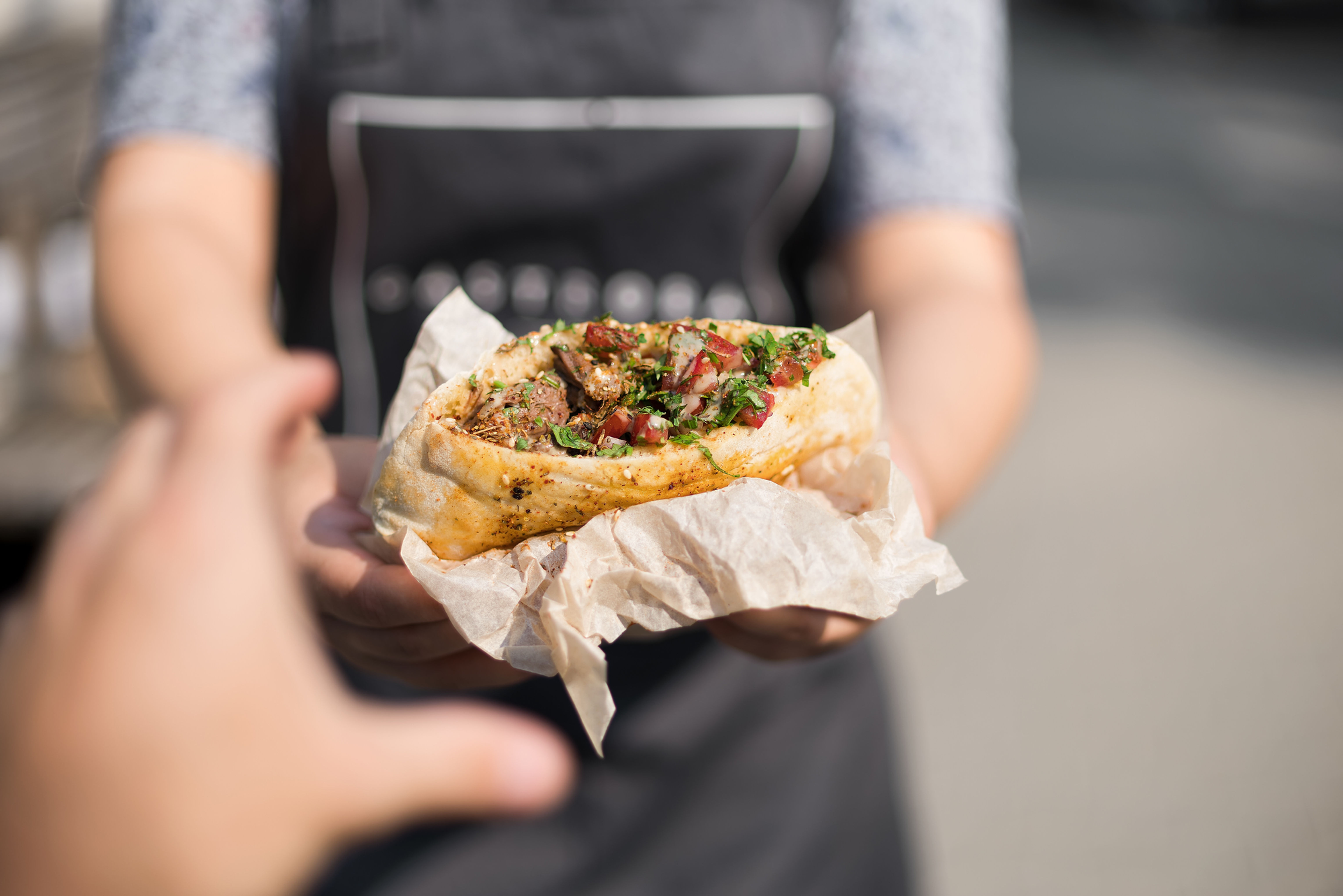 falafel i bröd/ مع الخبز فلافل