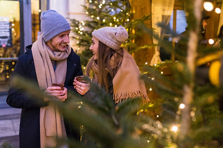 mann frau weihnachtsmarkt stand draussen