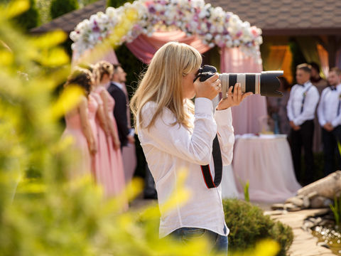 Photographe de mariage à Aix en Provence en train de prendre une photo