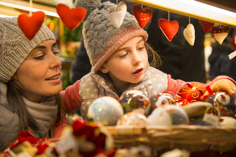 Familia en el mercado navideño