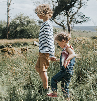 Enfants qui marchent dehors