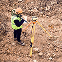 Agrimensor en el sitio de construcción