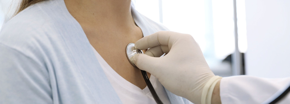 Médecin utilisant un stéthoscope