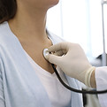 Médico usando estetoscopio