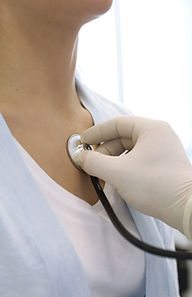 Doutor examinando paciente
