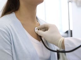 medico examinando paciente com estetoscopio