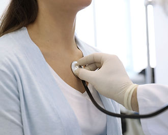 Médico usando estetoscópio