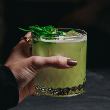Basil smash : gin, basilic frais, jus de citron jaune et vert, sucre