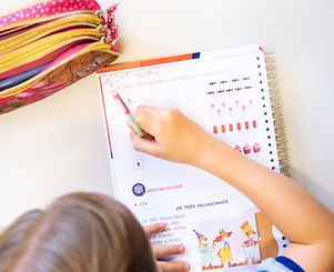 Menina fazendo tarefa