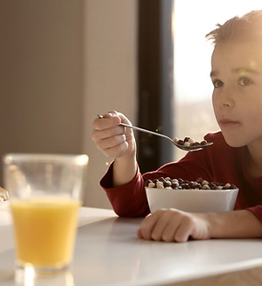 Enfant prenant son petit-déjeuner