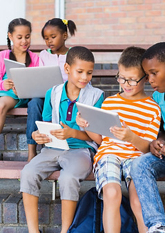 Niños que usan tabletas