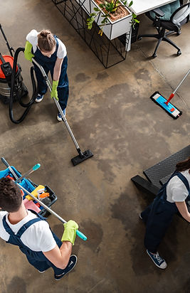 Equipe de limpeza no trabalho